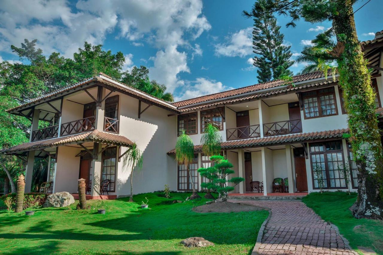 Silintong Hotel Ambarita Esterno foto