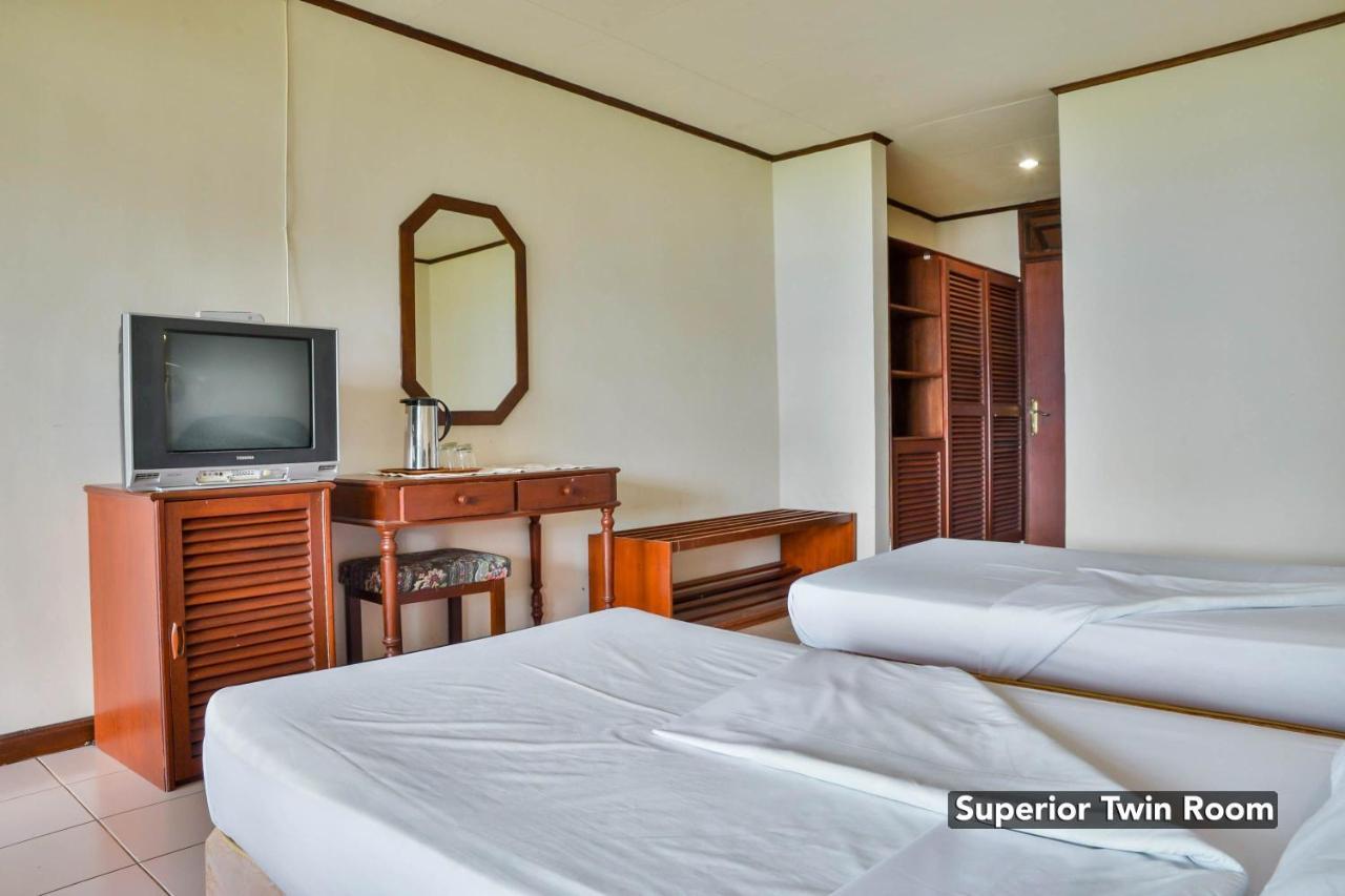 Silintong Hotel Ambarita Esterno foto