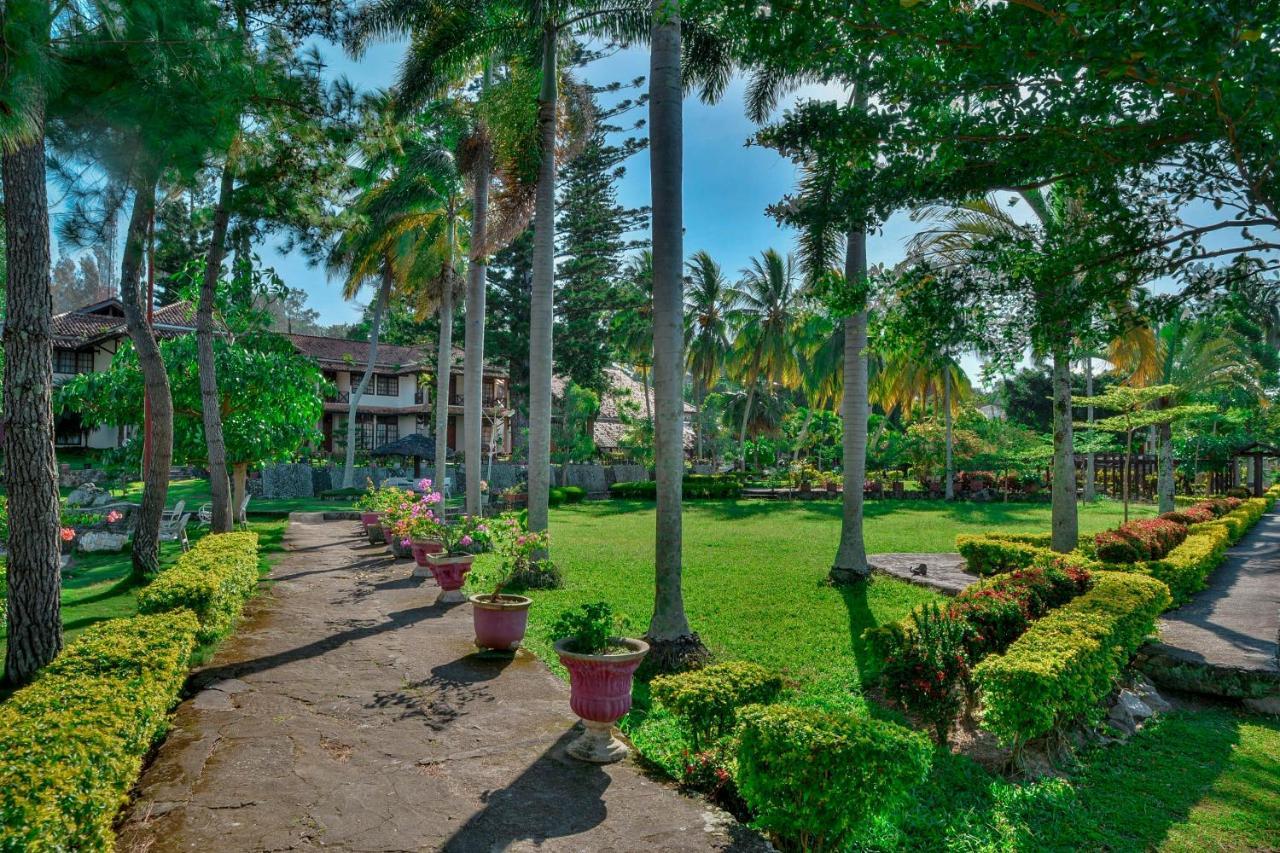 Silintong Hotel Ambarita Esterno foto
