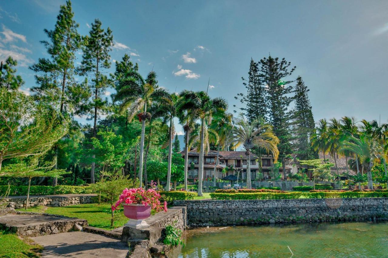 Silintong Hotel Ambarita Esterno foto