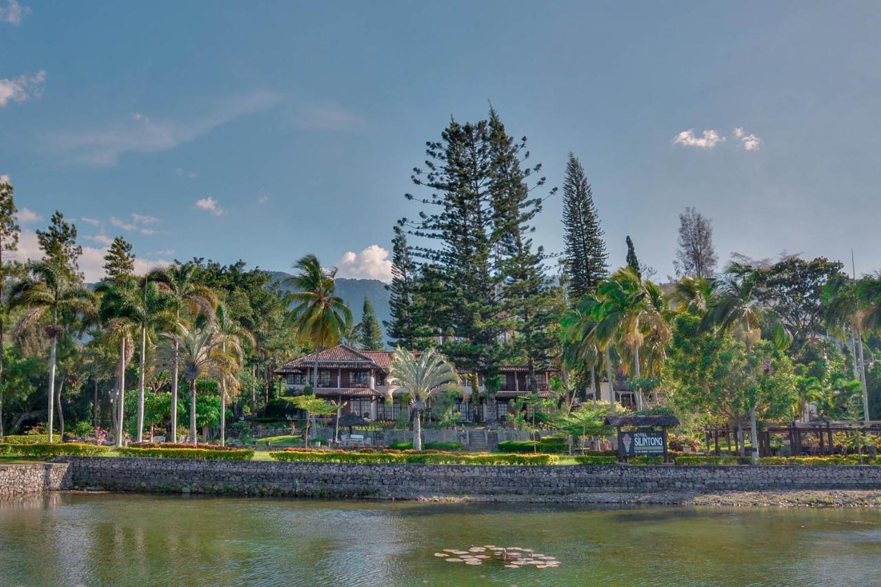 Silintong Hotel Ambarita Esterno foto